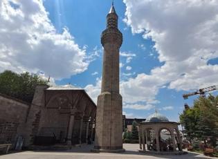 454 yıllık r&uuml;yada verilen s&ouml;z tutuldu! Cami bah&ccedil;esine inşa edilen minarenin sırrı