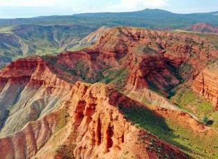 Arizona kanyollarına benzetiliyor: Karsın Kağızman il&ccedil;esinde yer alıyor g&ouml;renleri b&uuml;y&uuml;ş&uuml;yor!