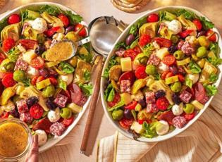 Pişirmeden 10 dakikada hazır! Kızarmış ekmeğe &ccedil;ok yakışan Antipasti Salata