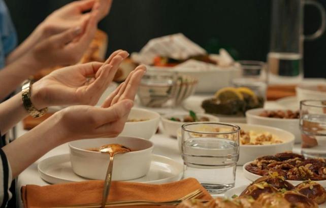 Yanma ve şişkinliğe son! Ramazan ayında mide hastalığı olanlar nasıl beslenmeli?