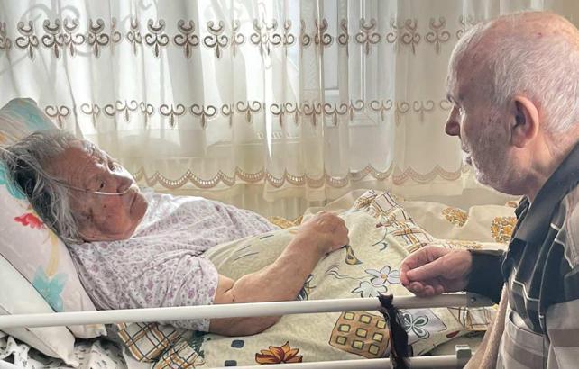 68 yıllık eşini g&ouml;r&uuml;nce hastalığını unuttu ayağa kalkıp sarıldı: O anlar y&uuml;rekleri ısıttı