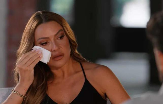 Hadise programda g&ouml;zyaşlarına boğuldu! Hem aile travmasını anlattı hem evlilik sinyali verdi