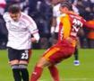 Derbide tartışmalı pozisyon! Beşiktaş kırmızı kart bekledi! Hakem kararından d&ouml;nmedi