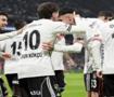 Dolmabah&ccedil;e'de gol yağmuru! Kartal yıldızlarıyla y&uuml;ksekten u&ccedil;tu