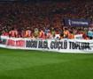 Galatasaray-Fenerbah&ccedil;e derbisinde anlamlı mesaj: "Dezenformasyona kırmızı kart"