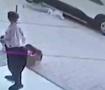 Vatandaş yetişti, faciadan d&ouml;n&uuml;ld&uuml;! K&uuml;&ccedil;&uuml;k &ccedil;ocuk &ouml;l&uuml;mle burun buruna geldi