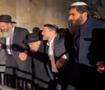 Soykırımcı İsrail Harem-i İbrahim Camii'yi bastı: M&uuml;zik eşliğinde dans ettiler