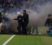 Fransa'da olaylı ma&ccedil;! Nantes k&uuml;me d&uuml;şt&uuml;, Trabzonspor'un eski hocası taraftarla kavga etti