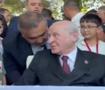Ahlat&rsquo;ta Bah&ccedil;eli ile k&uuml;&ccedil;&uuml;k &ccedil;ocuk arasında samimi diyalog: &lsquo;Sen de &ouml;yle ol&rsquo;