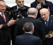 Meclis'te Erdoğan'a s&uuml;rpriz jest: Bah&ccedil;eli'den kırmızı-beyaz g&uuml;ller 