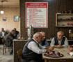Kahvehaneye asıldı, g&ouml;ren d&ouml;n&uuml;p bir daha baktı! Veresiye i&ccedil;in akılalmaz 13 şart