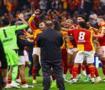 &Ouml;zbek'ten b&uuml;y&uuml;k jest! Derbi sonrası futbolcular havalara u&ccedil;tu