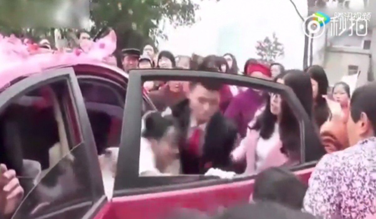 damat gelini arabadan indirip tekmeledi video 7