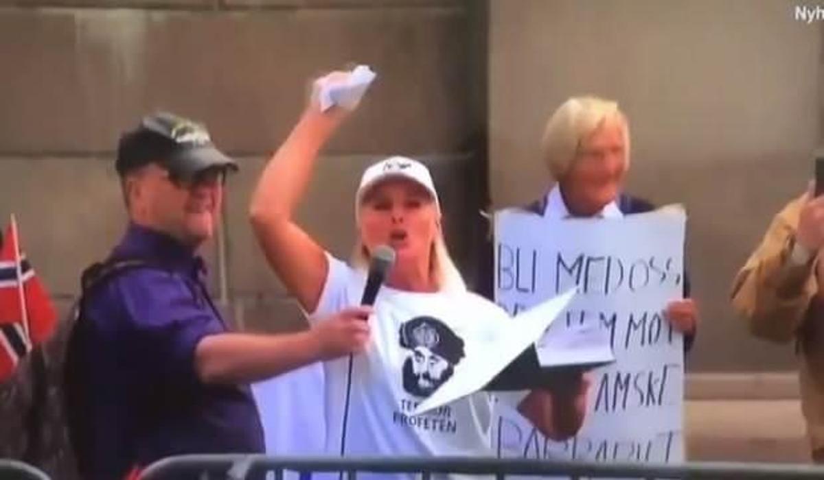 bir cirkin provokosyon daha kur an i kerim i yirtip yere atti dunya haberleri