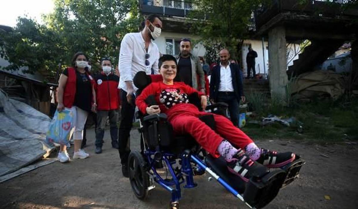 duzce de tekerlekli sandalye hayali kuran engelli sevda nin yuzu bayramda guldu yasam haberleri