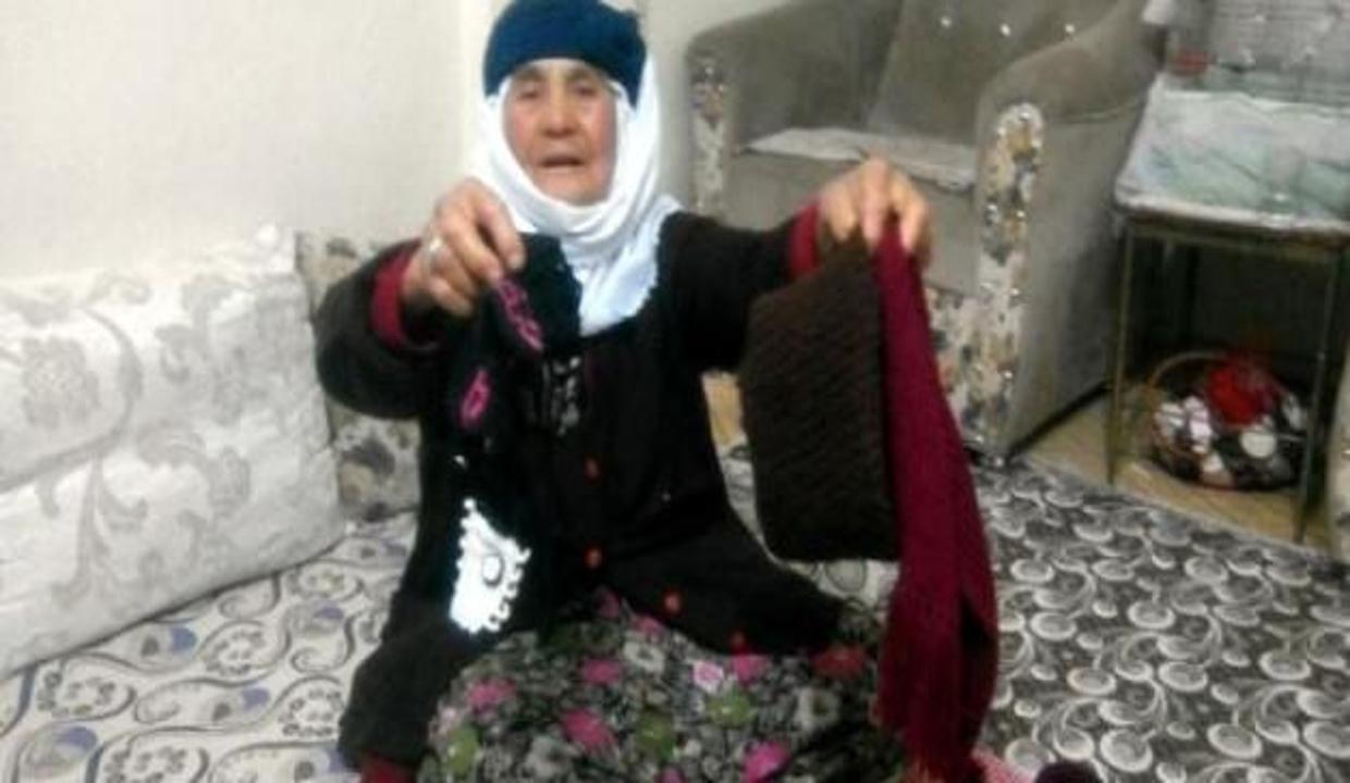 Bayırbucak Türkmenleri'ne giyecek örüyor