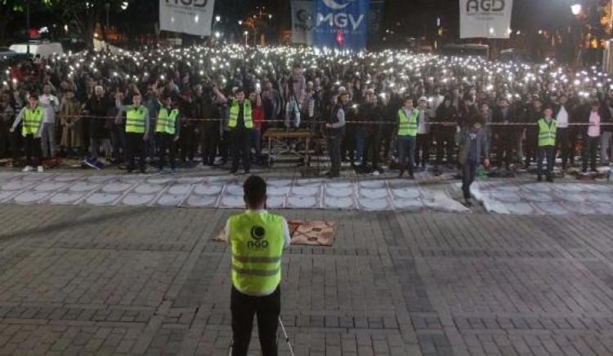 Ayasofya Meydanı'nda 'Fetih Namazı'