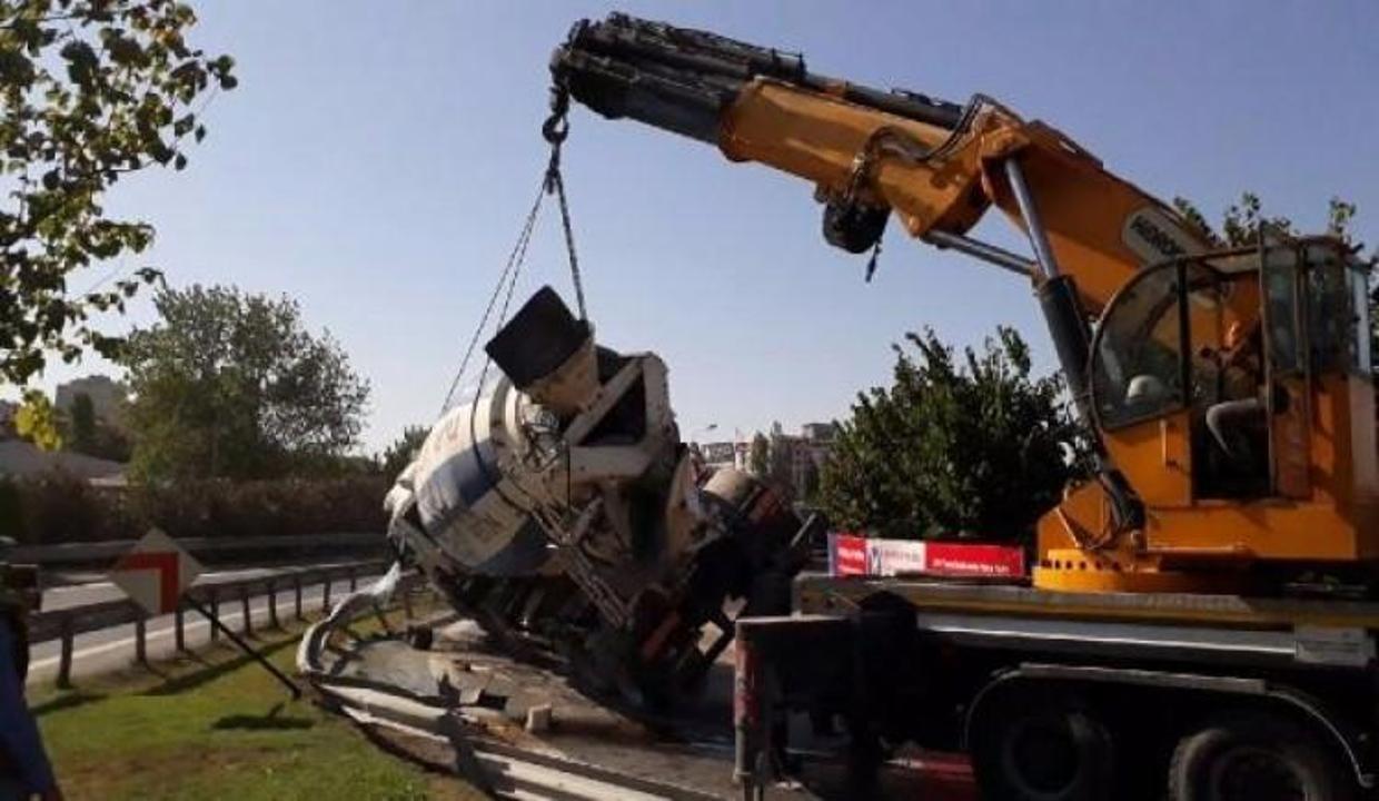 Virajı alamayan beton mikseri devrildi