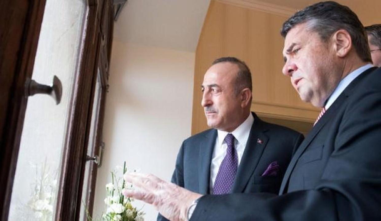 Alman Bakan Çavuşoğlu'na Türk çayı ikram etti