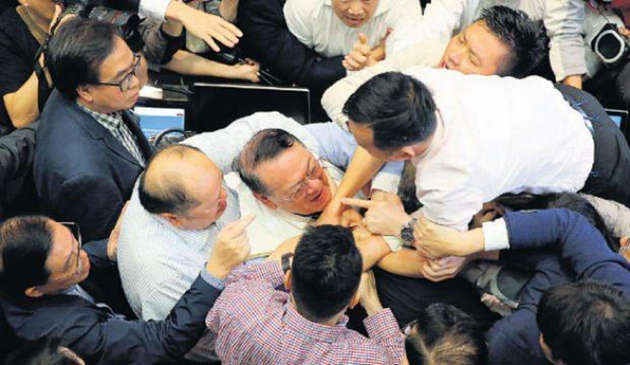 Hong Kong'da tartışmalar sürüyor! 20 Haziran'da oylanacak