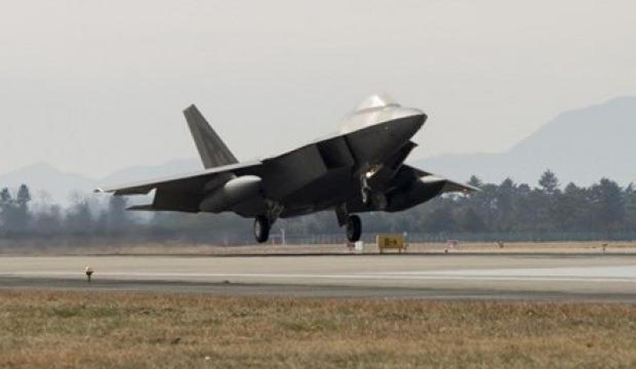 ABD F-22 savaş uçaklarını konuşlandırdı!