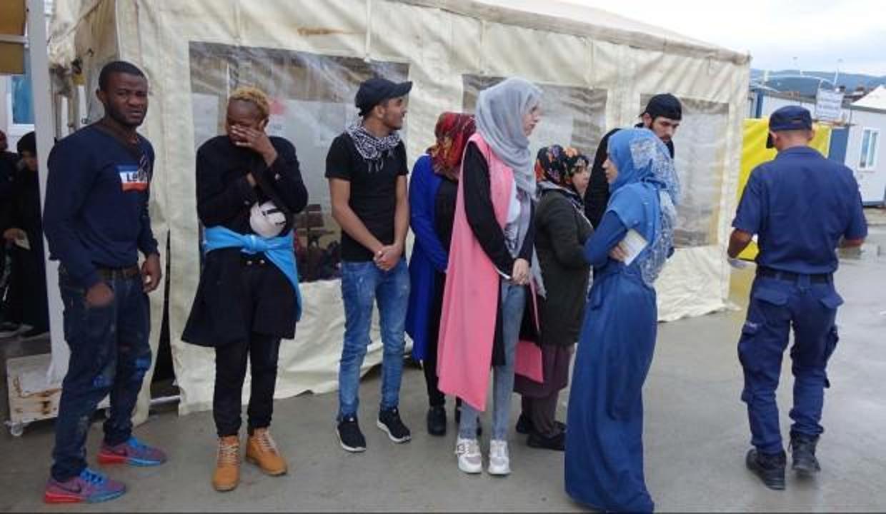 Çanakkale'de operasyon: Lastik botta yakalandılar