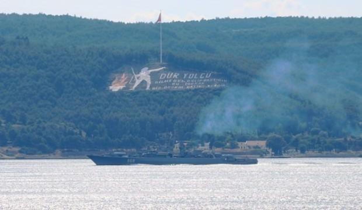 Rus askeri gemisi Çanakkale Boğazı'ndan geçti