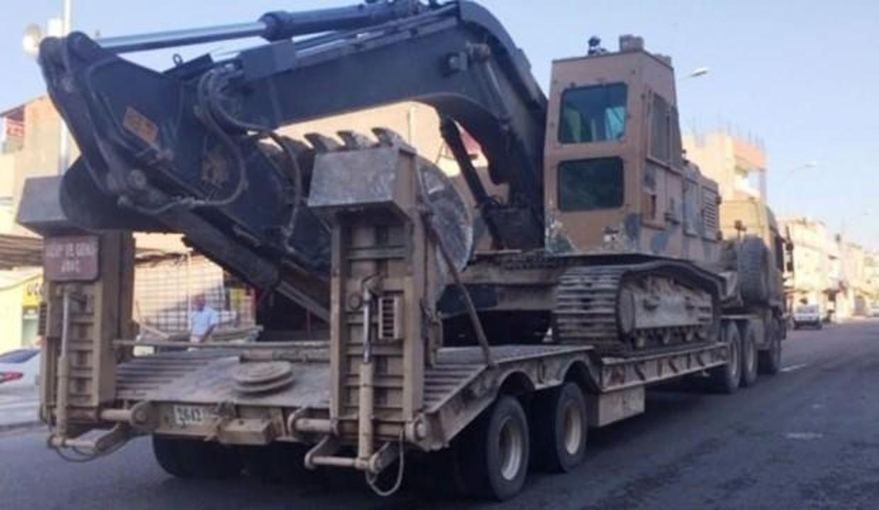 Suriye sınırına askeri iş makinesi sevkiyatı