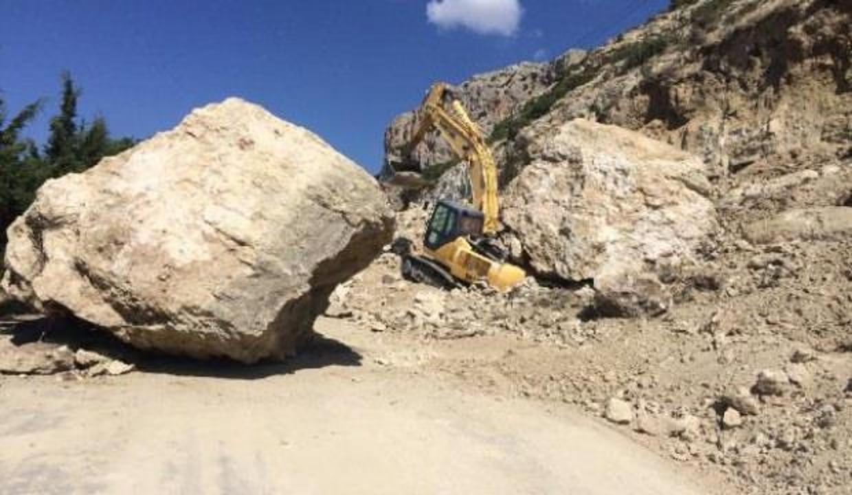 İş makinesinin üzerine 20 tonluk kaya düştü