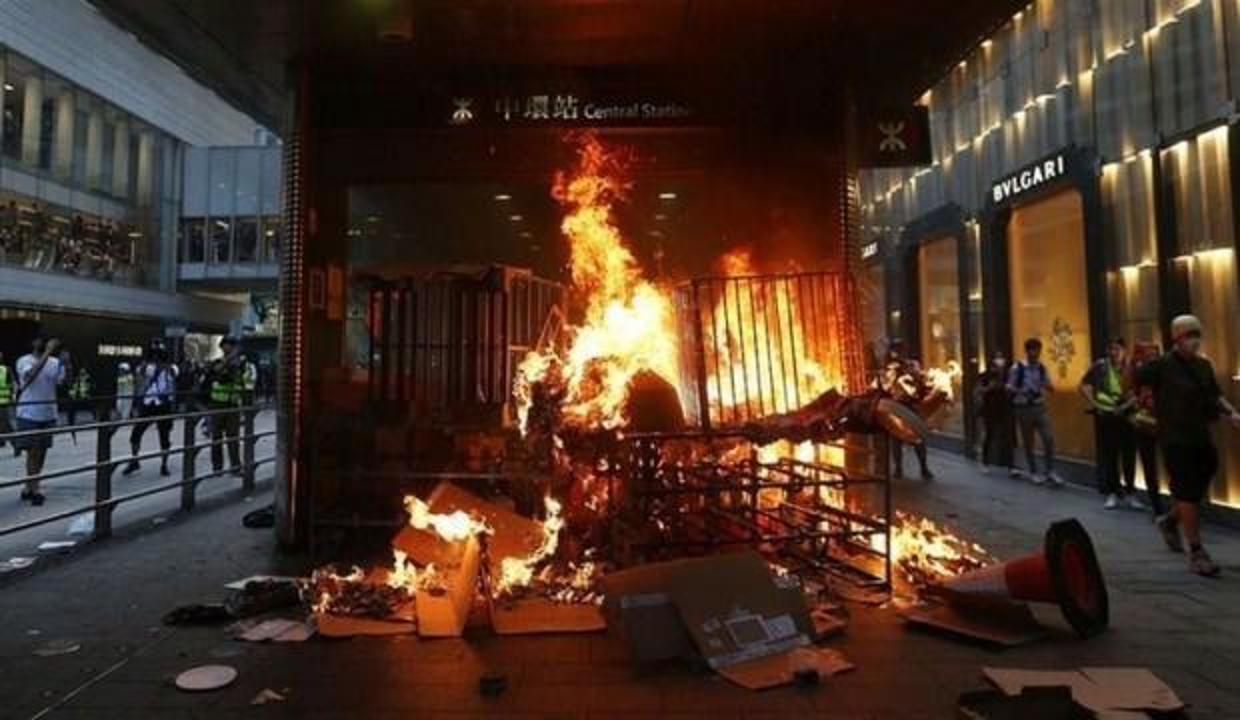 Hong Kong'da sular durulmuyor: Ateşe verdiler