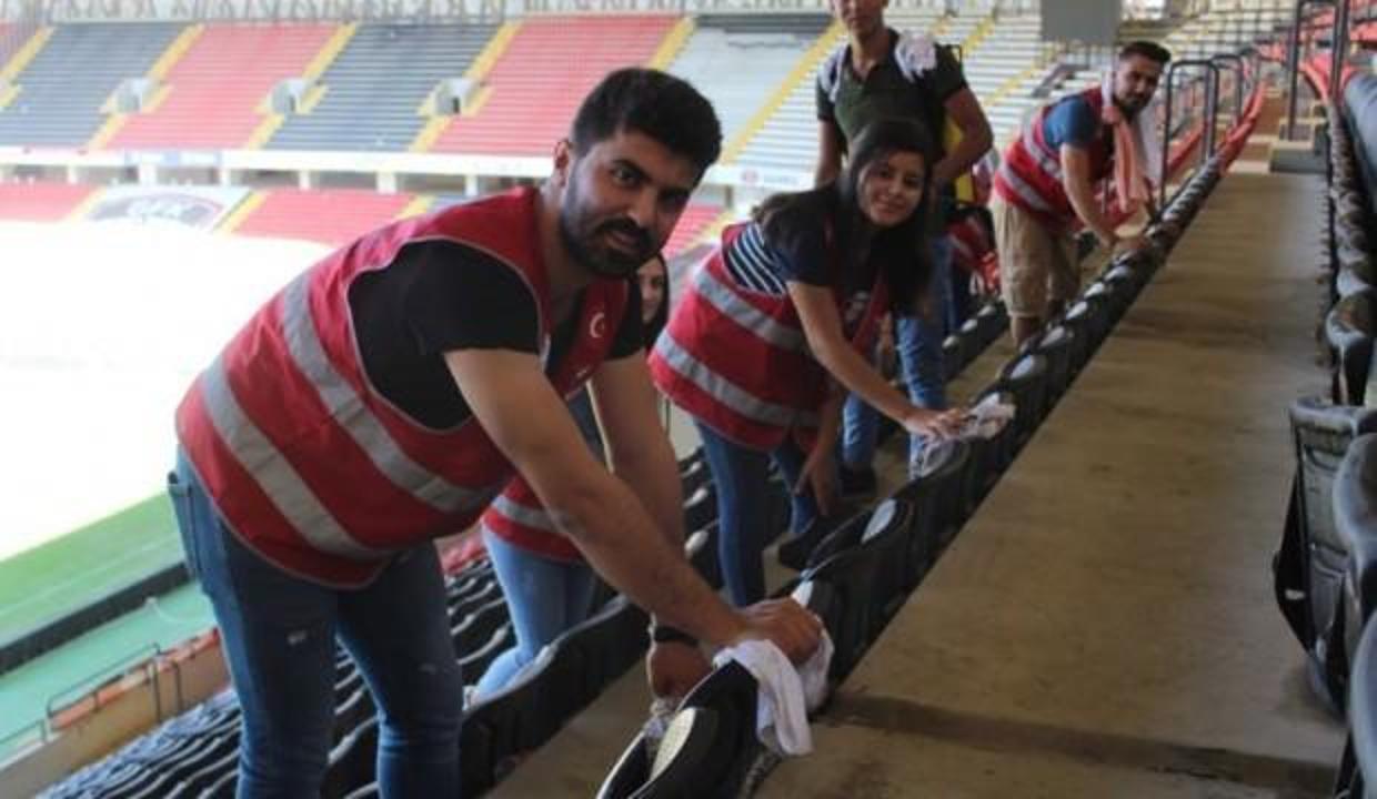 Beşiktaş maçı öncesi stadı temizlediler!