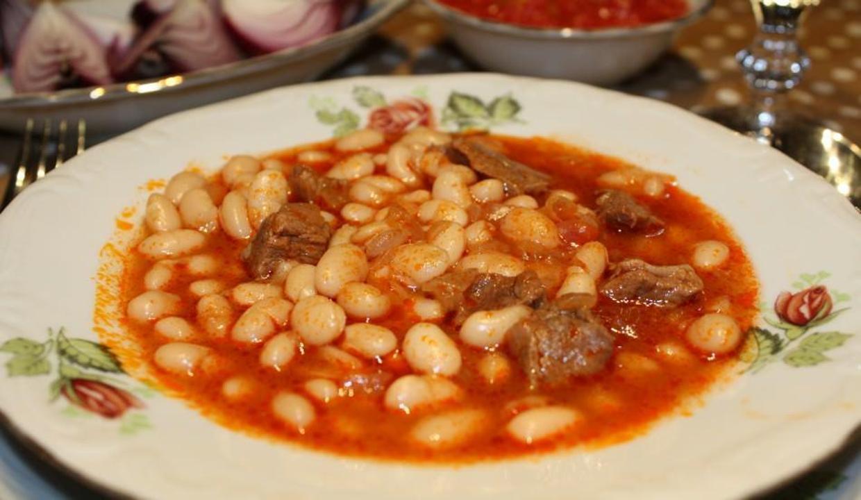 Kuru fasulye nasıl yapılır? Enfes etli kuru fasulye yemeği
