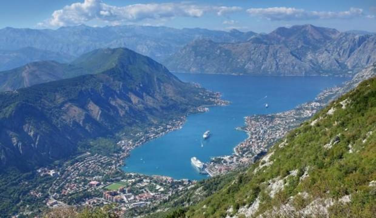 Adriyatik Denizinin berrak suları ile buluşan Kotor Körfezi nerede?