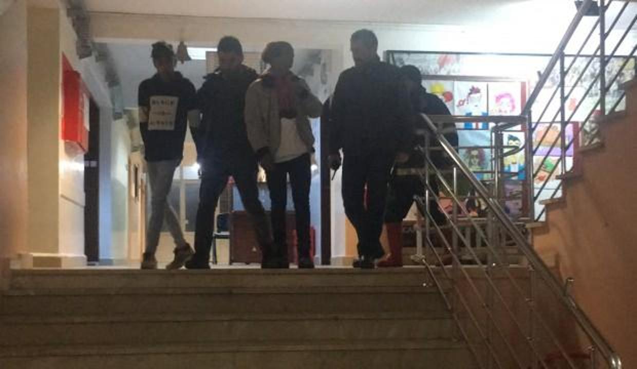 'Selfie' için çıktıkları okul çatısından inemediler