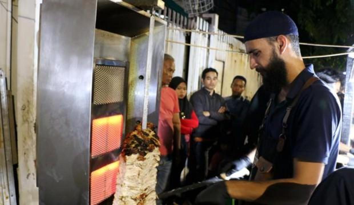 Tavuk döner için günlerce bekliyorlar