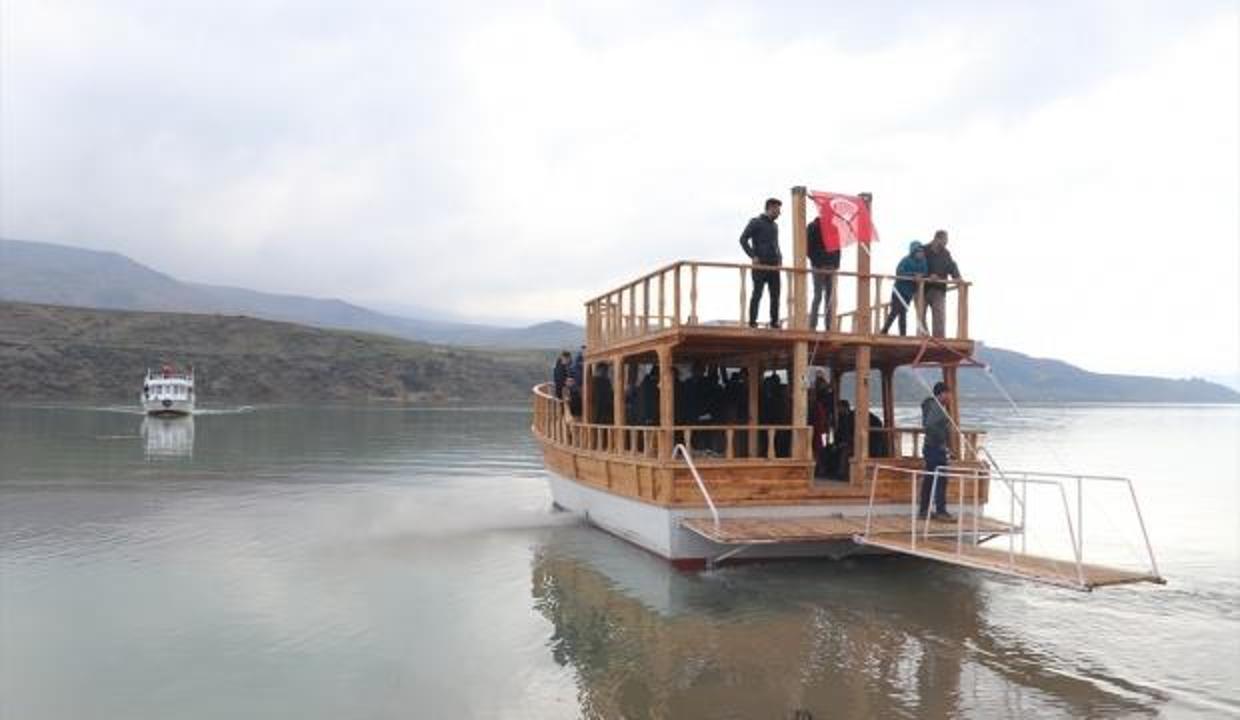 Denizi olmayan kentte "tekne turu" keyfi