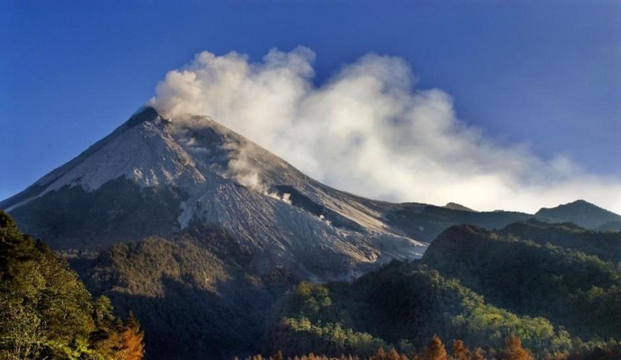 Endonezya'nın en aktif volkanik dağı: Merapi Yanardağı