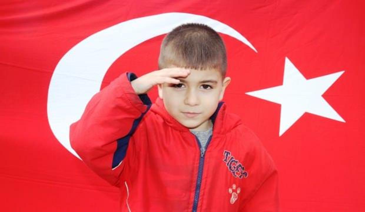 5 yaşındaki Mustafa şehitler için asker selamı verip, İstiklal Marşı okudu