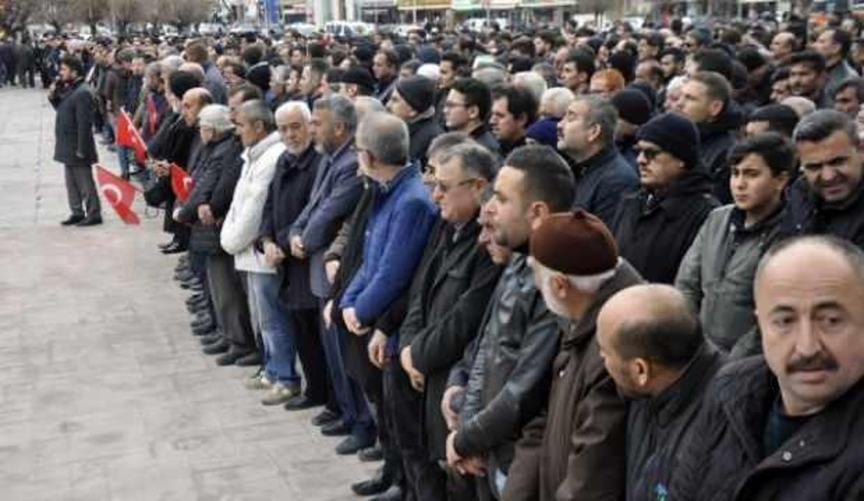 İdlib şehitleri için gıyabi cenaze namazı kılındı