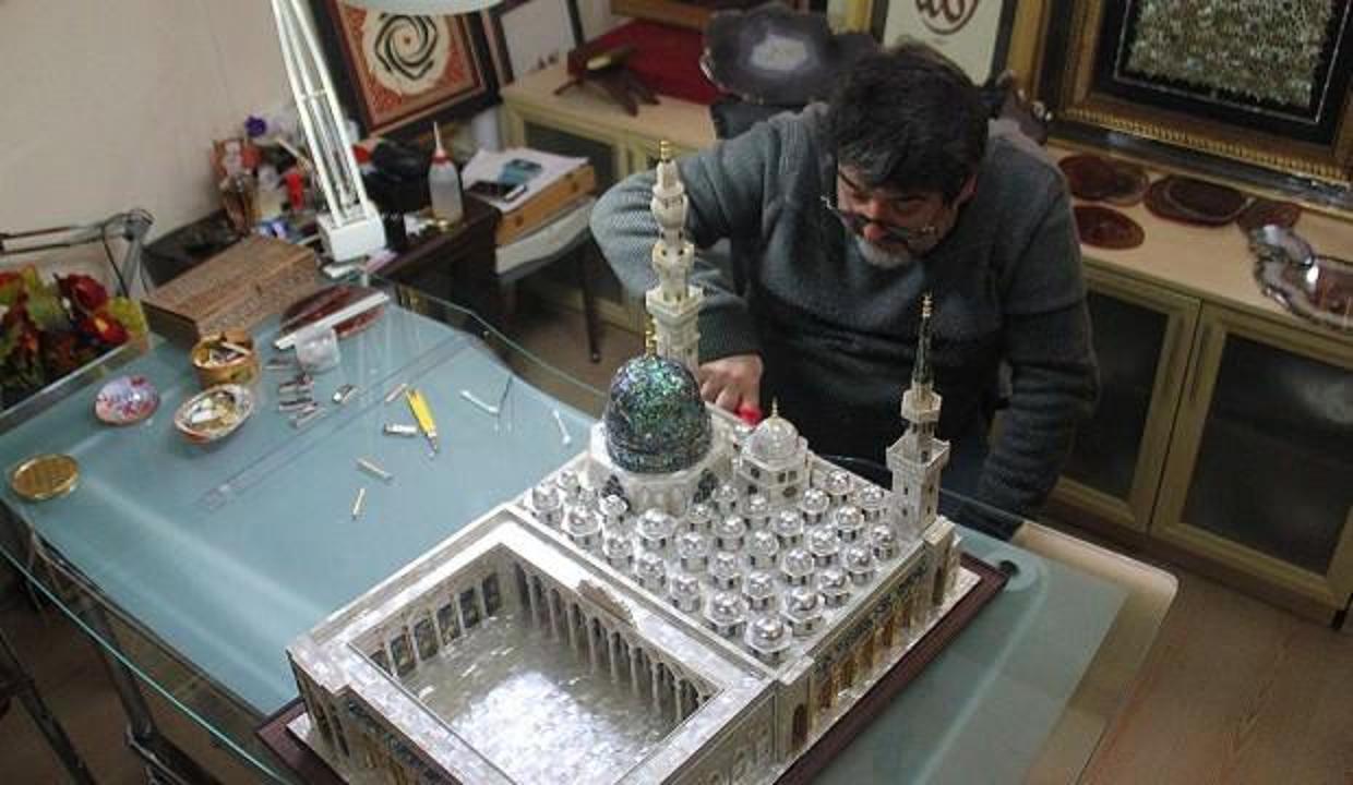 28 bin sedef parçasından Mescid-i Nebevi maketi yaptı