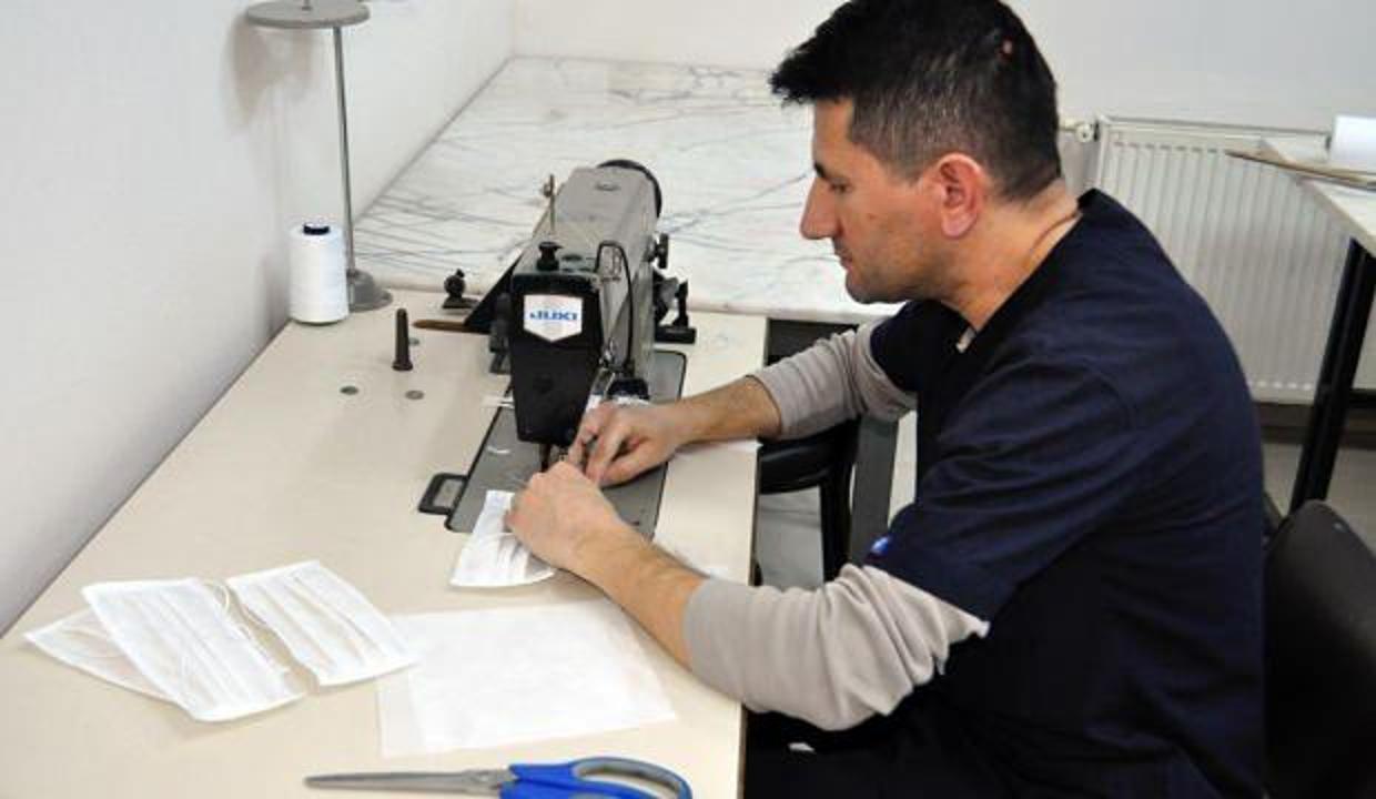 Kendi cerrahi maskesini üretmeye başladı