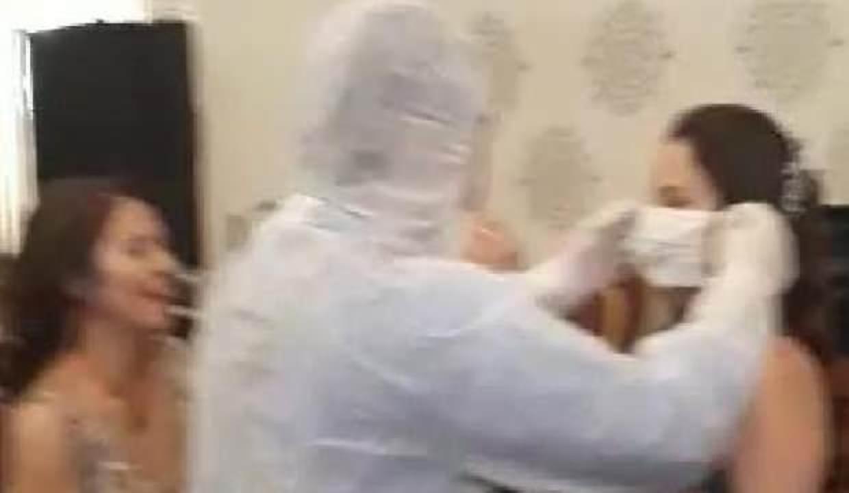 Koruyucu kıyafet giyip, nişanlanan arkadaşlarına maske taktı