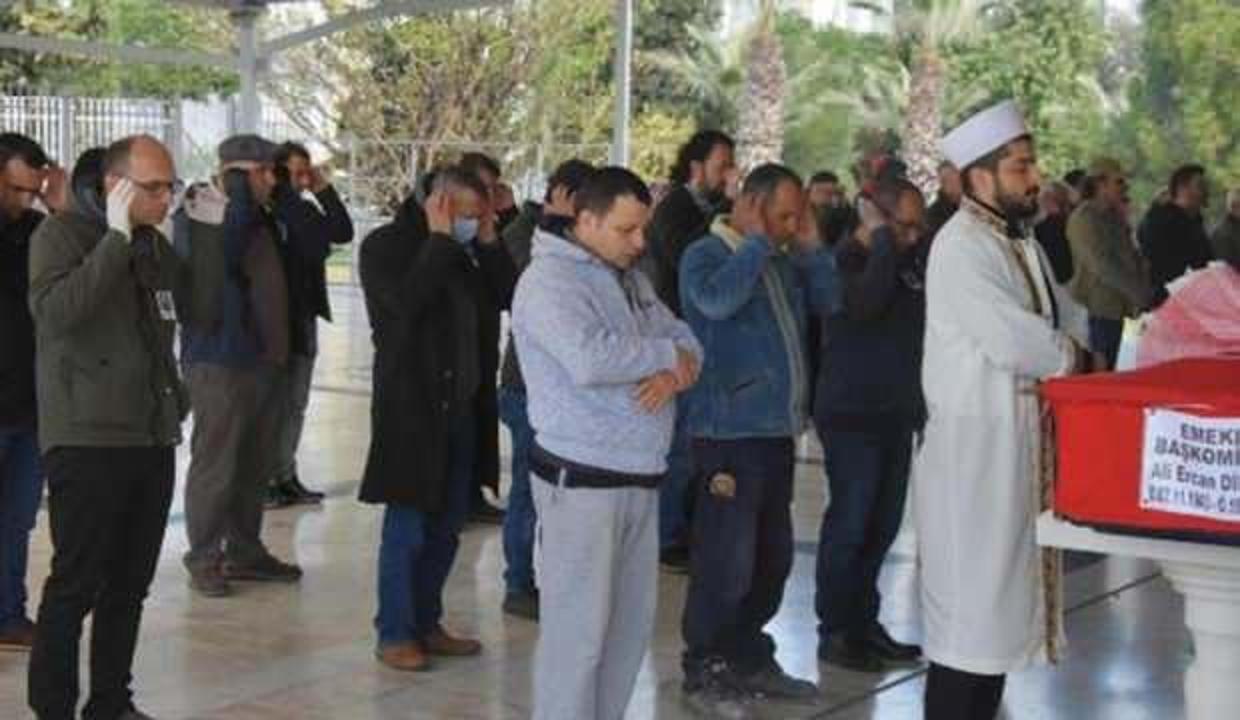 Cenaze namazında 'sosyal mesafe' kuralı uygulandı