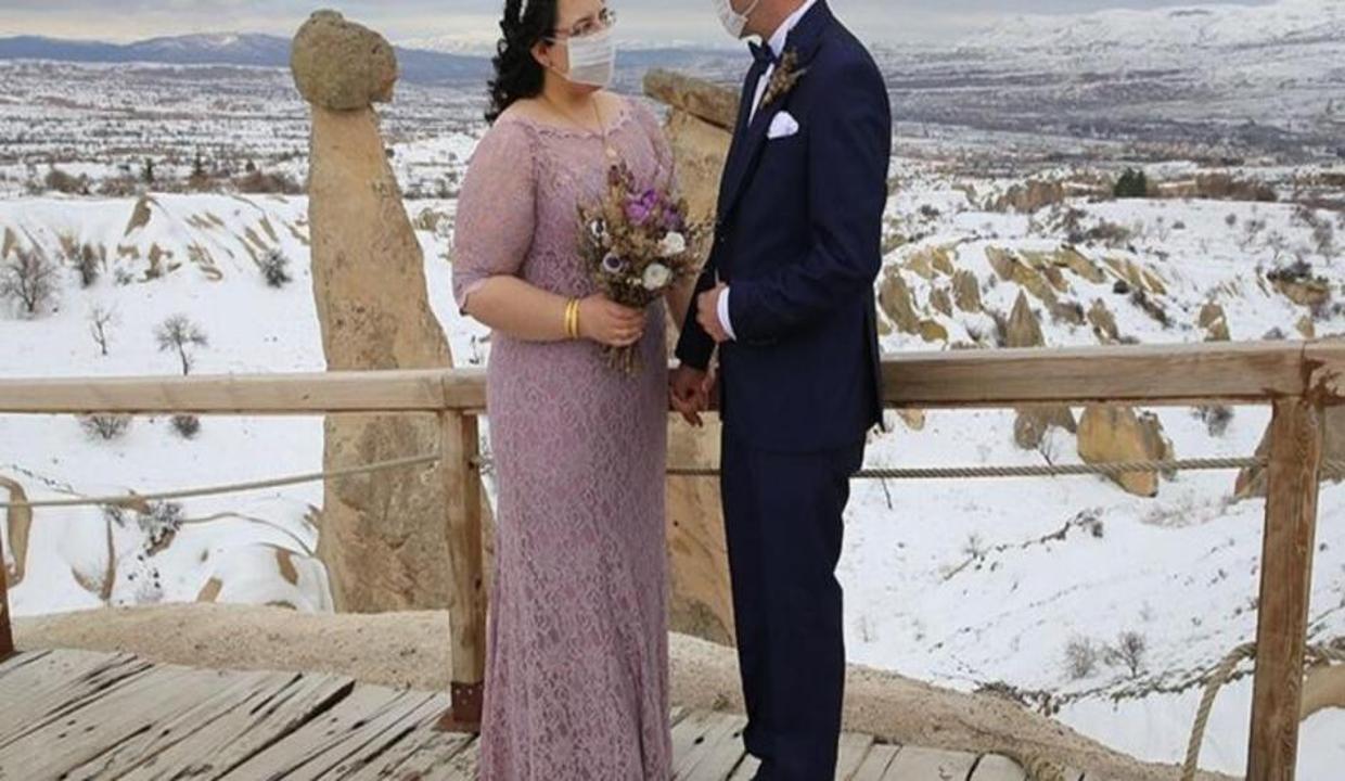 Kapadokya'da düğün fotoğrafı çektiren çiftten maskeli önlem