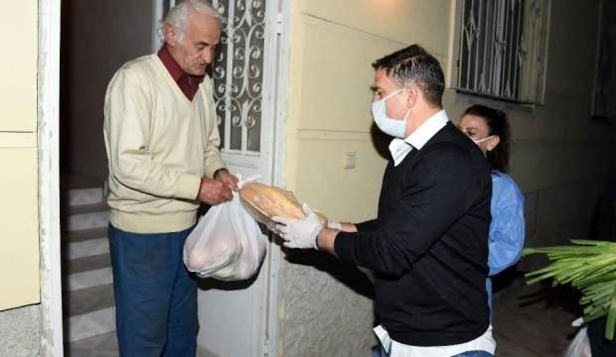 Ergün Penbe kapı kapı dolaşarak gıda paketi dağıttı