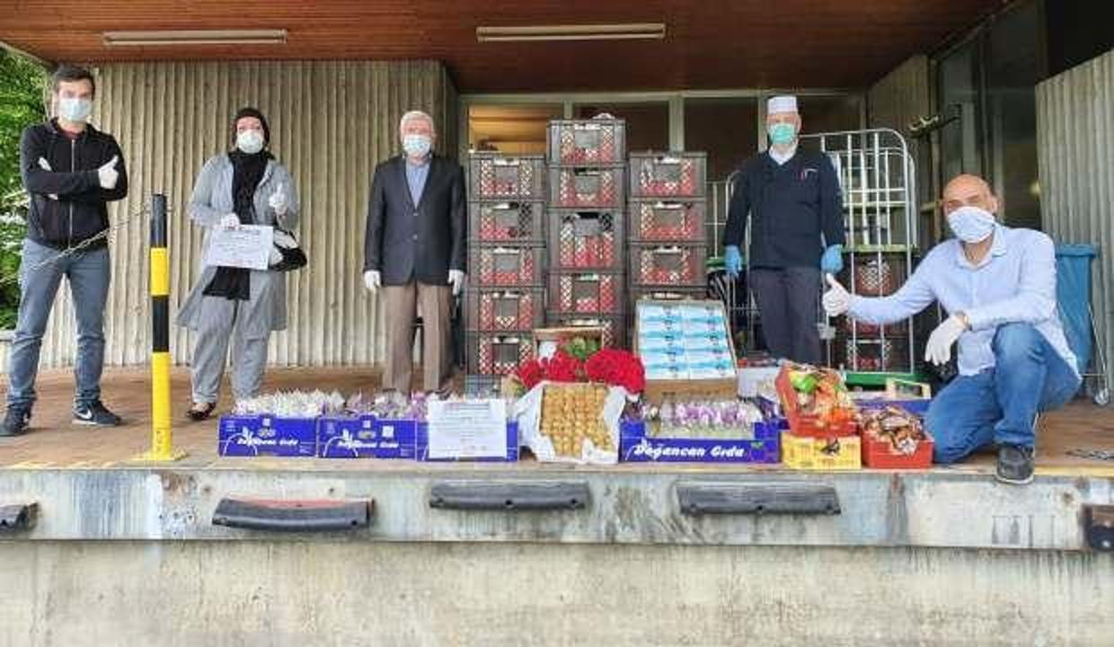 Almanya'da Türk STK'lar Gül ve Kolonya Dağıtıyor