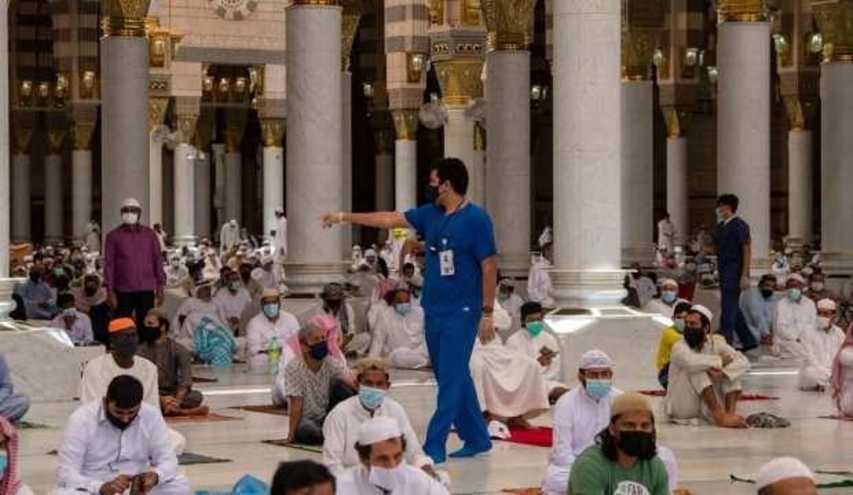 İbadete açılan Mescid-i Nebevi'de 100 bin kişi cuma namazını kıldı