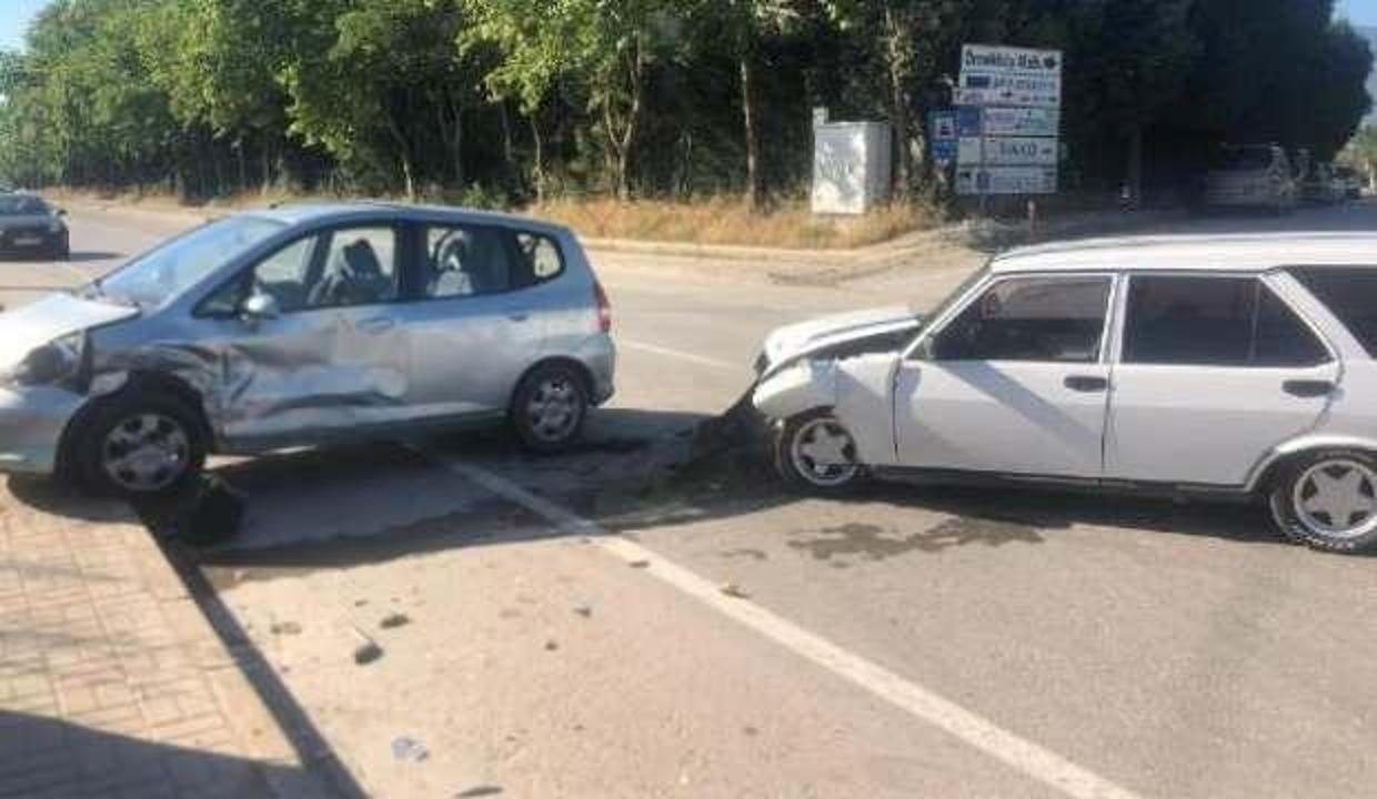 Bursa'da otomobiller çarpıştı: 2 yaralı
