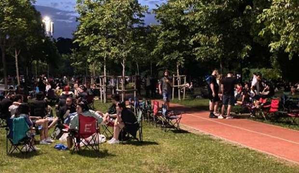 Caddebostan Sahili bu akşam da yoğun kalabalık
