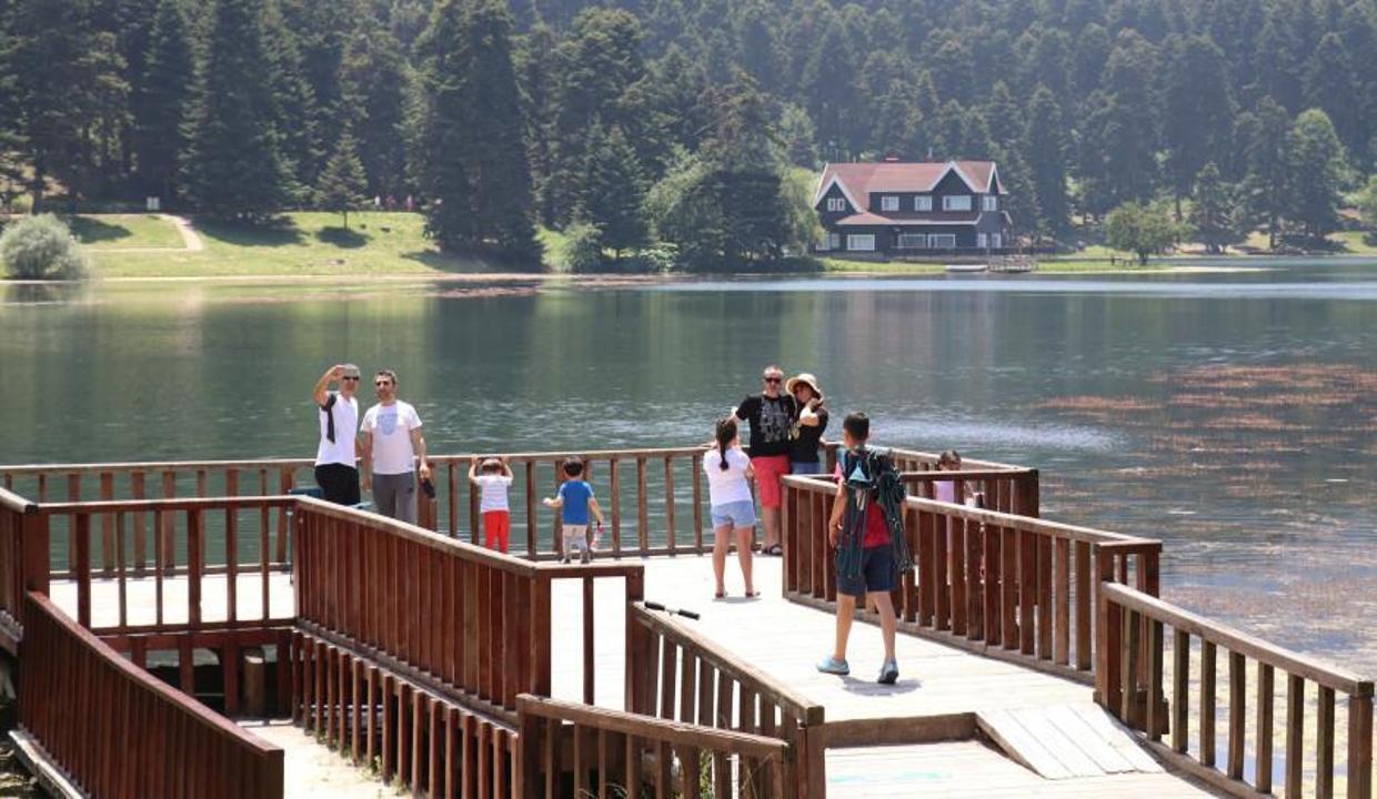 Gölcük Tabiat Parkı tatilci akınına uğradı